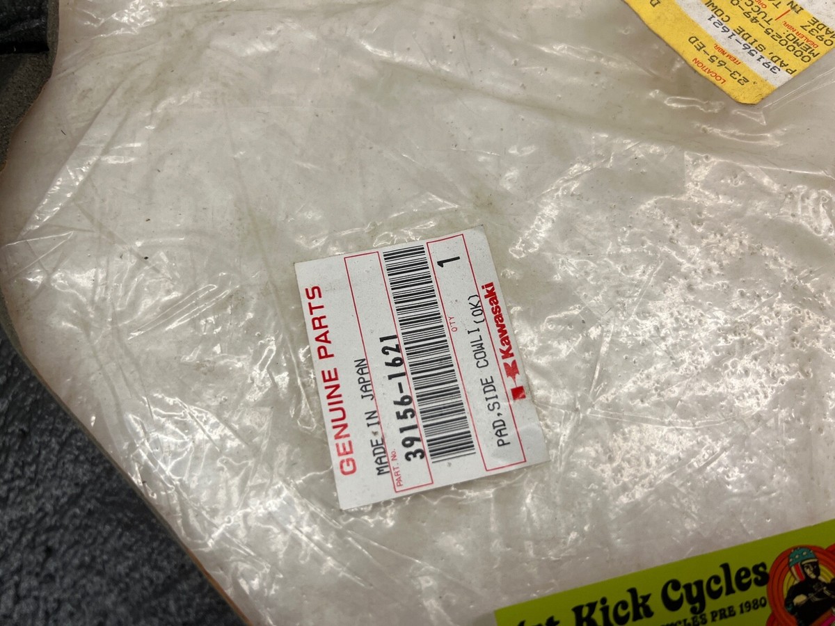 NOS Kawasaki RH Lower Side Cowling Pad 1998 1999 ZX600 ZX6-R 39156