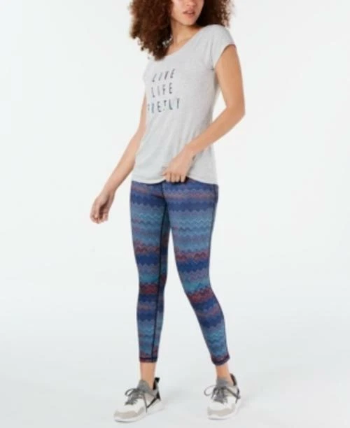 Camiseta para mujer Ideology gris claro gráfica espalda cruzada $29.5 TINI {&} Foto 3 de 4