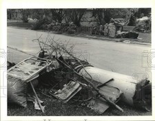 Foto de prensa 1991 basura, basura frente a las casas Belle Chasse no recogida