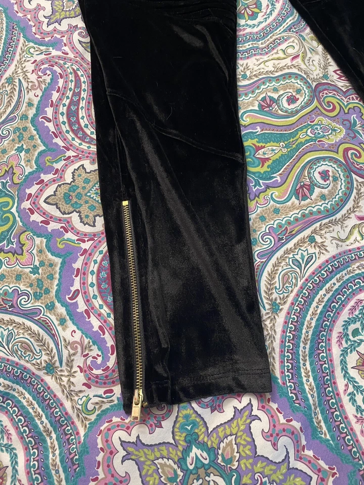 Calça skinny cropped de veludo preto BEBE tamanho pequeno - P/M 2/4 sexy e ajuste de forma - Imagem 3 de 4