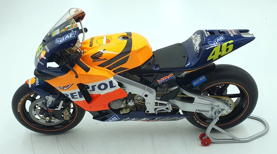 Minichamps 1/6 Scale 062 027146 Honda RC211V Repsol V.Rossi #46 Moto GP 2002 - Image 3 of 4
