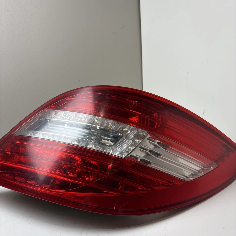 2012 MERCEDES-BENZ R350 TAIL LIGHT LAMP REAR RIGHT PASSENGER  OEM A2518202064 - Изображение 3 из 4