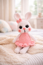 Ręcznie robiony szydełkowy królik (45 cm) w różowej sukience – natychmiast tam / na życzenie