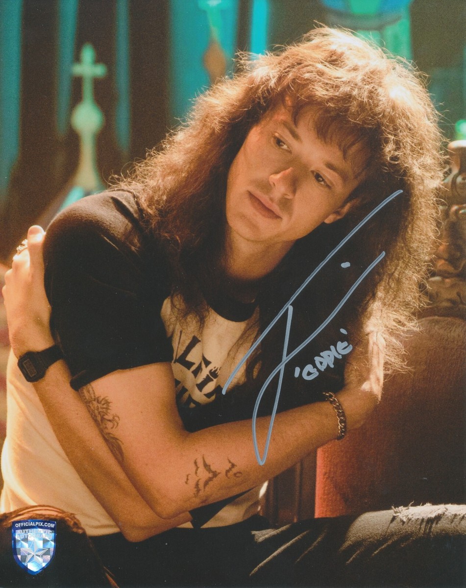 ストレンジャーシングス エディ ジョセフクイン 直筆サイン JOSEPH QUINN Signed STRANGER THINGS Eddie Munson 8x10 Autograph