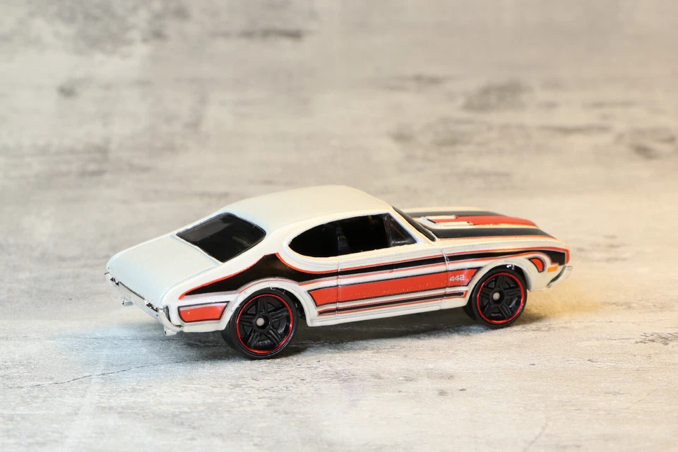 Oldsmobile Diecast Muscle Car 442 Malasia Muscle Mania 1968 blanco Hot Wheels Foto 4 de 4