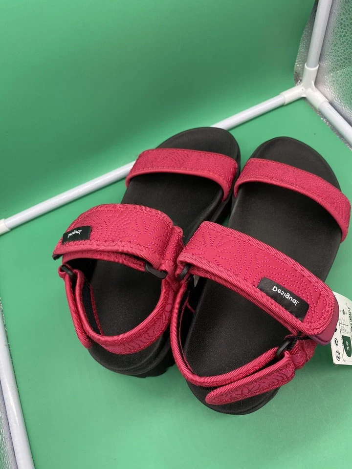 Sandalias de chándal Desigual para mujer rosa margarita negras 22SSHA09 EE. UU. Talla 8 NUEVAS EN CAJA Foto 4 de 4