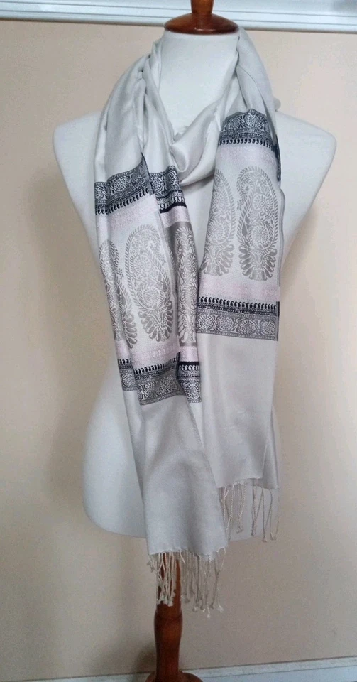 Bufanda envolvente Banana Republic 100 % seda India gris crema flecos jacquard Foto 3 de 4