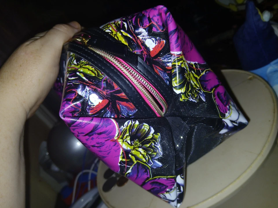 Bolso de Maquillaje/Aseo Victoria Secret Cosmético "BOMBSHELL RUNAWAY" Flor Salvaje Foto 4 de 4