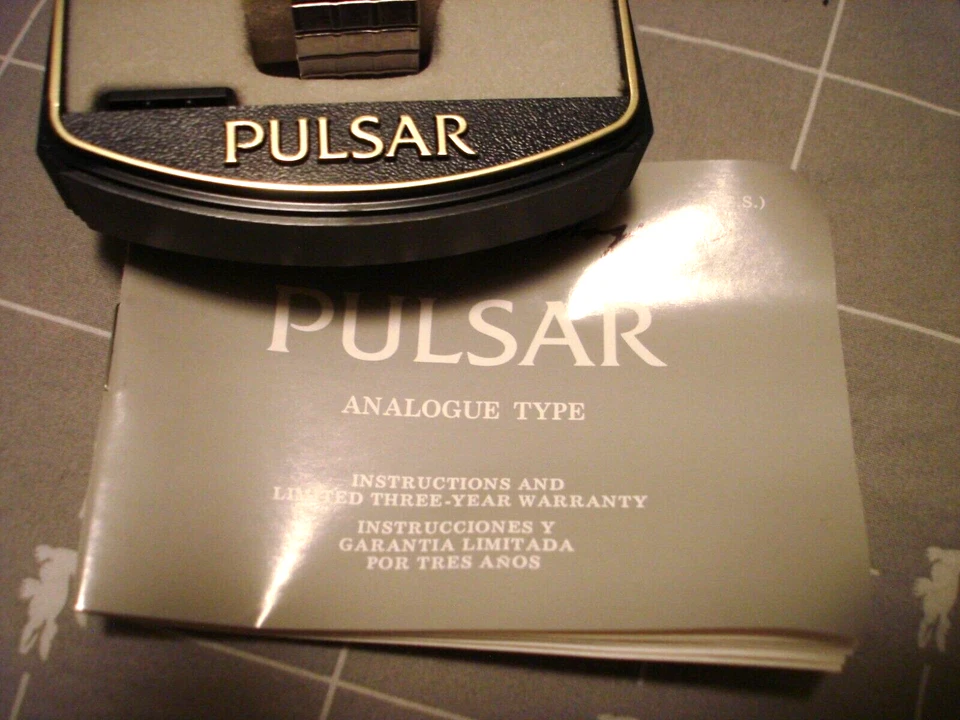 RELOJ PULSAR CUARZO AÑOS 70. REALMENTE BONITO CON BANDA DE METAL, EN CAJA CON PAPELES Foto 3 de 4