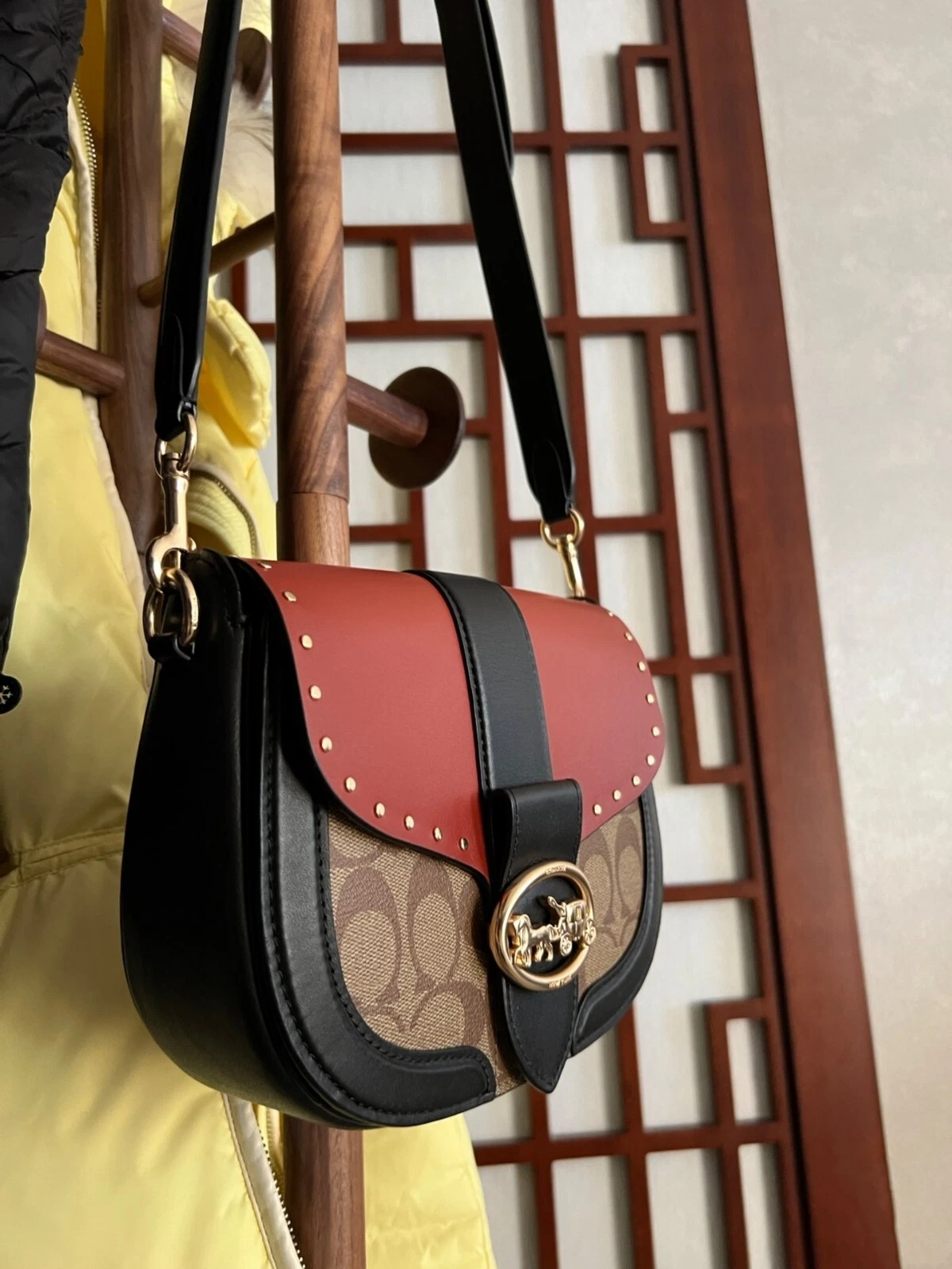 Borsa da sella Coach C3593 Georgie nuova con etichette in tela firmata colorblock con rivetti $398