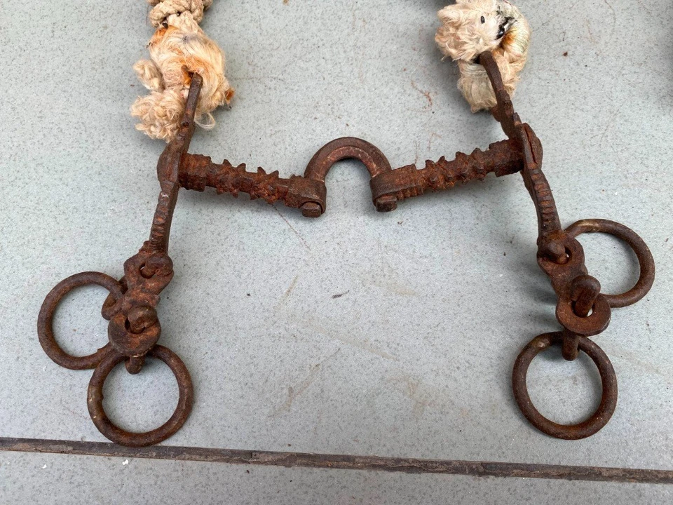 Antigua broca de brida de caballo mogol forjada a mano de hierro antigua de 1700 tamaño grande 7 x 2 rara Foto 3 de 4
