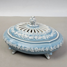 Antica Zuppiera Centrotavola in Porcellana Celeste - Decoro a Rilievo - Vintage