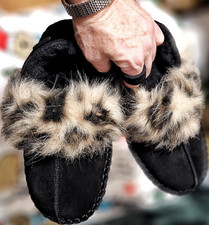 BearPaws Women's Black Faux Suede Moccasin Fur Trim Slip-On Slippers Size 5