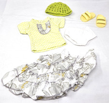 Conjunto de falda con volantes para muñeca de 18" con top amarillo, sombrero y sandalias para niña americana