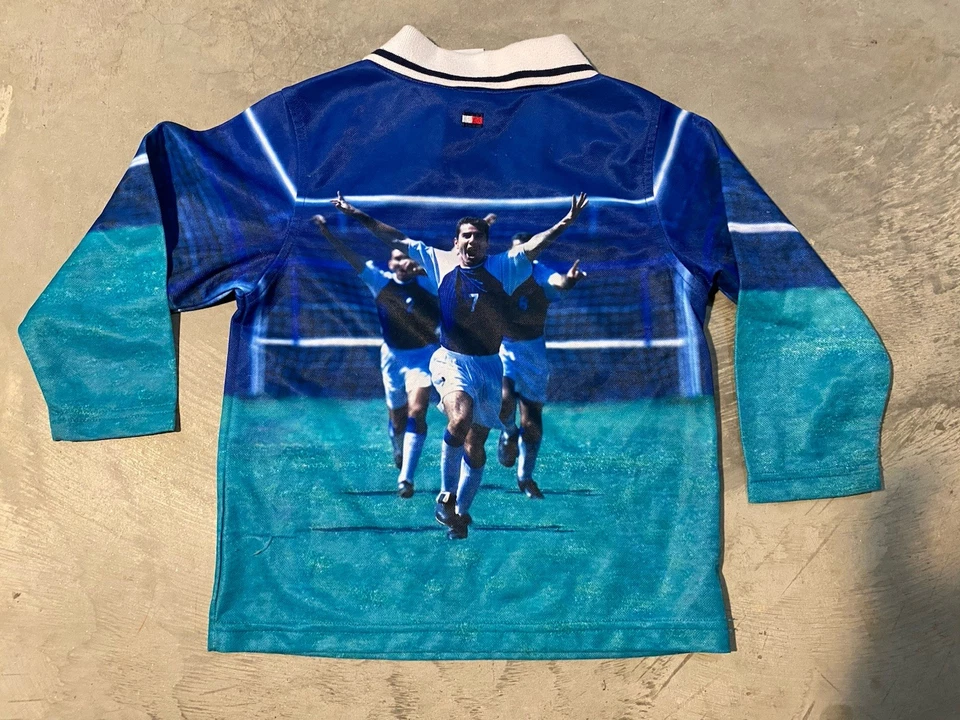 Camiseta de fútbol Tommy Hilfiger vintage de los 90 con estampado de animación para jugadores rara 3T Foto 2 de 4