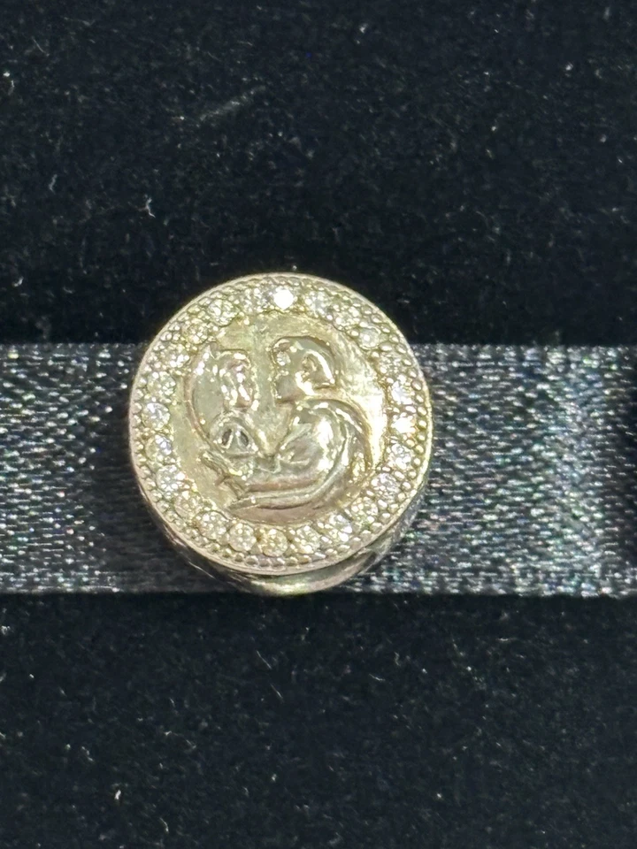 Pandora Disney 792142CZ Dije Primer Beso del Amor Blancanieves Plata 925 Nuevo En Caja Foto 2 de 4