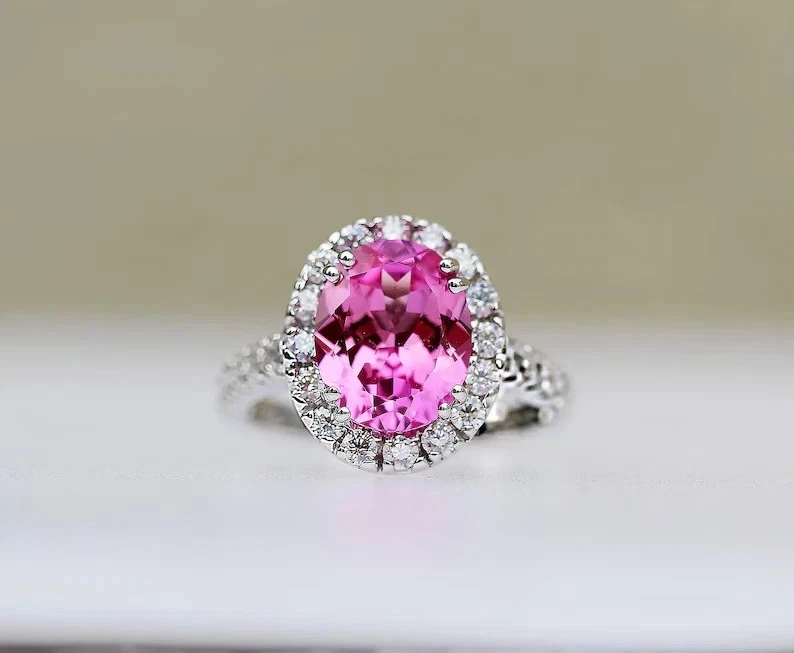 Alianza de diamantes con zafiro rosa natural de 5,80 quilates de corte ovalado de oro blanco macizo de 18 k Foto 2 de 4
