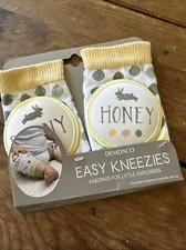 Rodilleras protectoras Easy Kneezies bebé Honey Bunny Demdaco 4 meses en adelante nuevas en paquete