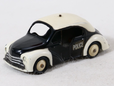 Restauration : Renault 4 CV Police de chez CIJ (par Jean-Pierre B