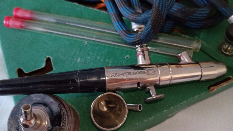 Crescendo Airbrush Kit Model 175-7 by Badger Air-Brush Company Pre Owned  - Image 3 of 4