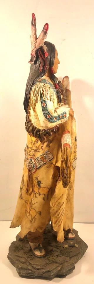 ESTATUA DE JEFE INDIO NATIVO AMERICANO DE COLECCIÓN CON BASTÓN CEREMONIAL DE PLUMAS. Foto 3 de 4