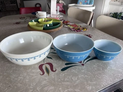 Vintage PYREX Blue Garland Snowflake Nesting Mixing Bowls Set of 3 Mid-Century