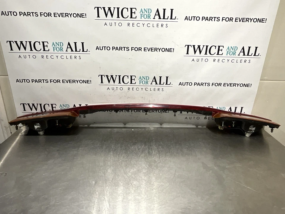 Conjunto de luz trasera central para vagón Subaru Legacy Outback 1996-1999 OEM Foto 2 de 4