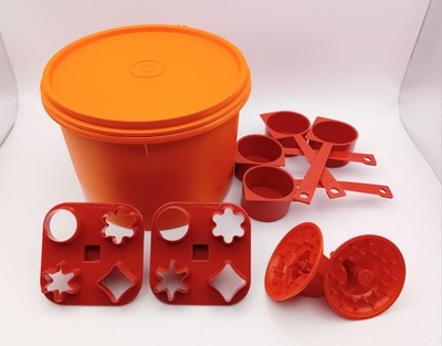 Vintage Tupperware 9-teiliges Konvolut: Deckeldose, Ausstechformen, Messlöffel