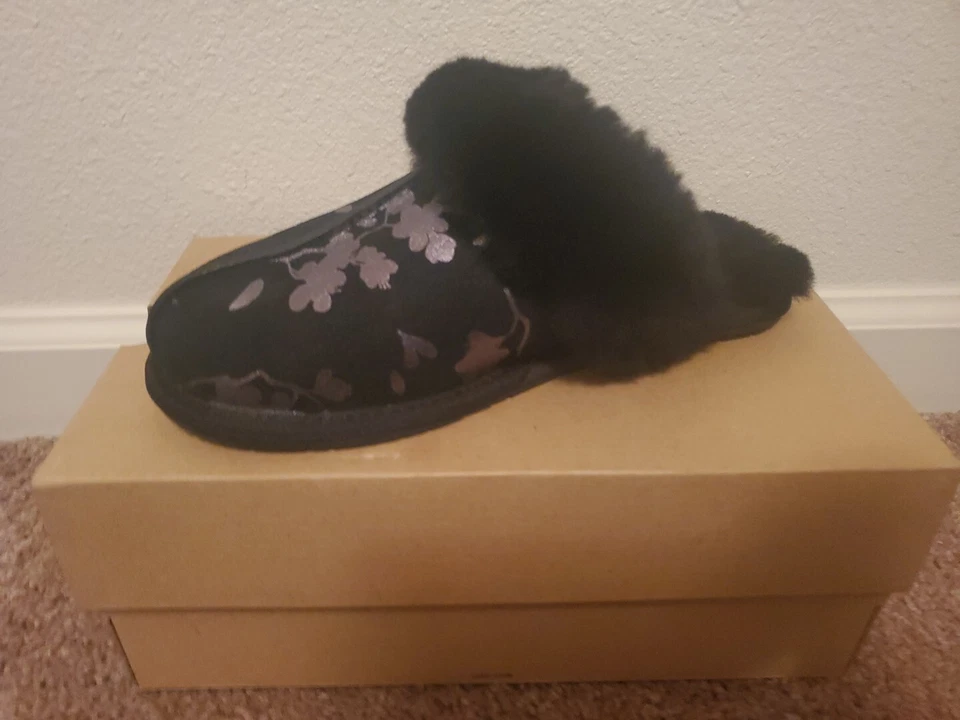 Zapatillas para mujer UGG SCUFFETTE II FLORAL Foil 6 negras nuevas en caja Foto 4 de 4