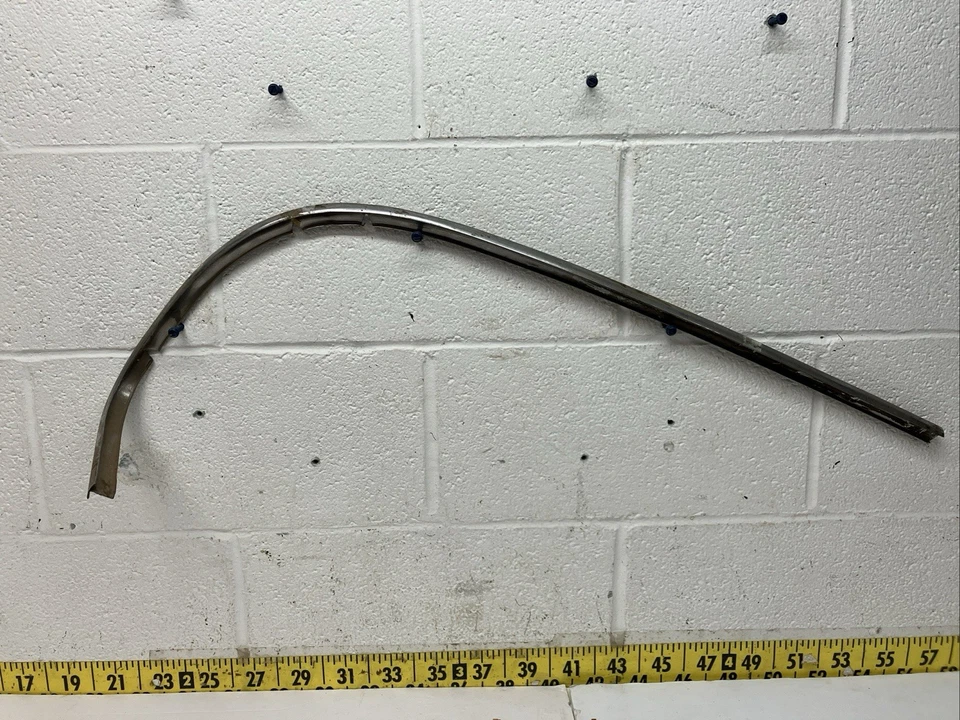 Camionetas Ford 1957-1960 (108) (108) con moldura de parabrisas delantero envolvente de 2 piezas de fabricante original usadas Foto 2 de 4