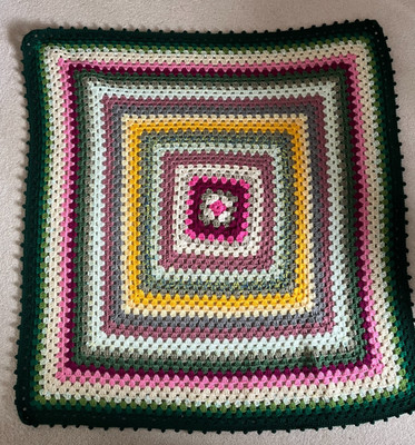 Handgehäkelte Decke/Überwurf 38 x38 