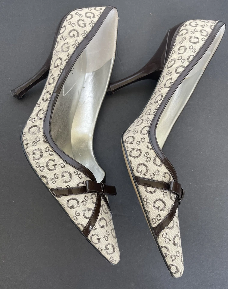 Zapatos de salón Guess Gabby Tacones 8,5 M Beige Sin cordones Monograma Tela Stiletto EXCELENTE Foto 3 de 4