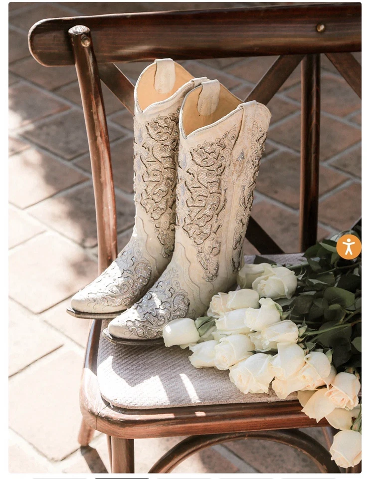 BOTA VAQUERA DE BODA CORRAL PARA MUJER BLANCA CON INCRUSTACIONES BRILLANTES Y CRISTALES PUNTA CORTA Foto 3 de 4