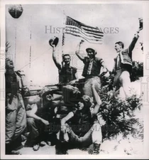 1953 Press Photo American GIs in Korea cheer at news of the cease fire