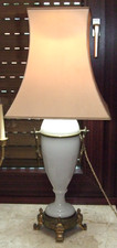 Antike franz&ouml;sische Tischlampe weisses Milchglas u. Bronze aus Nachlassaufl&ouml;sung
