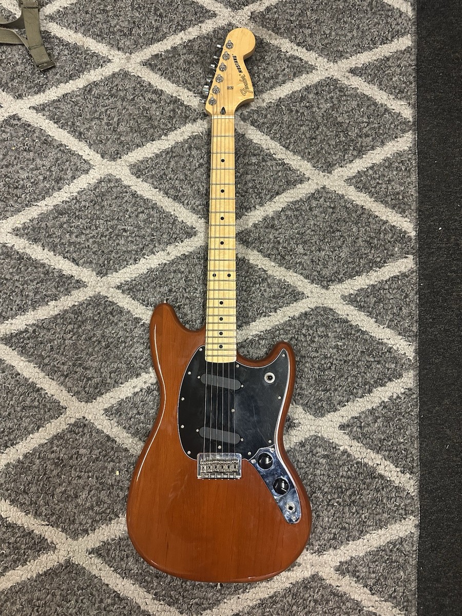 Fender FSR Offset series Mustang with Maple Fretboard - Faded