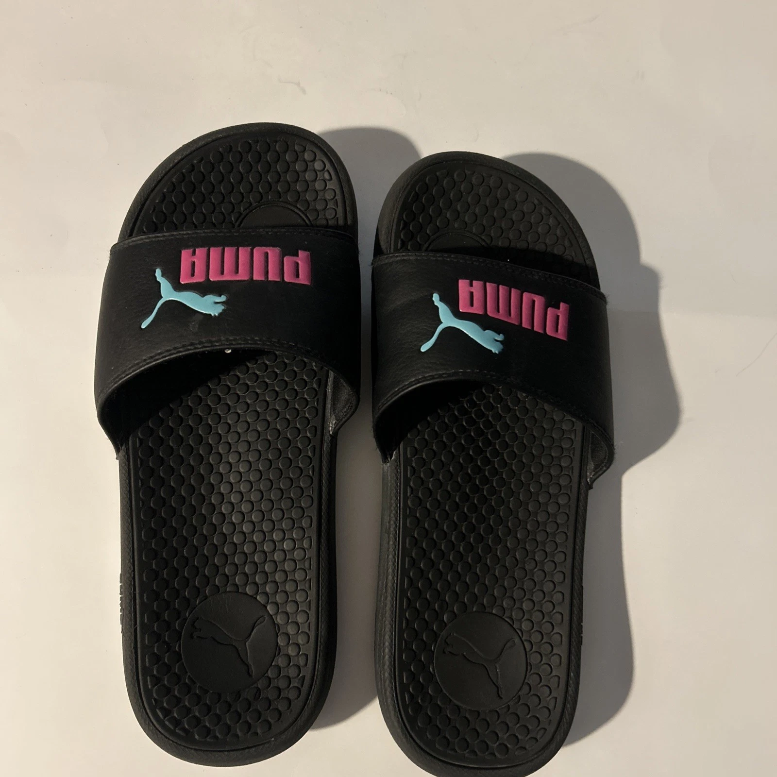 Sandali donna PUMA Cool Cat usati taglia 9 neri con logo rosa e turchese slide