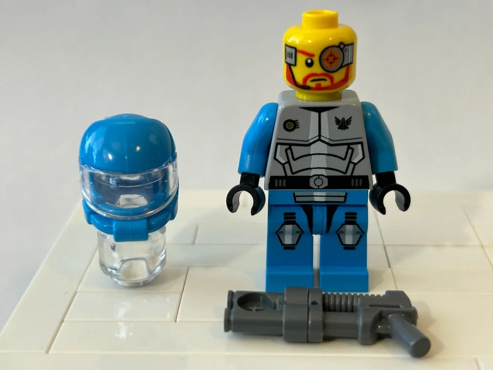 LEGO Max Solarflare minifigure Galaxy Squad Blue Spaceman 70709 gs015 - Image 3 of 4