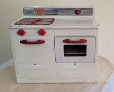 VINTAGE Little Lady Metal Toy Stove/Oven-White w/Bakeware-Metal Ware Corp 1950s