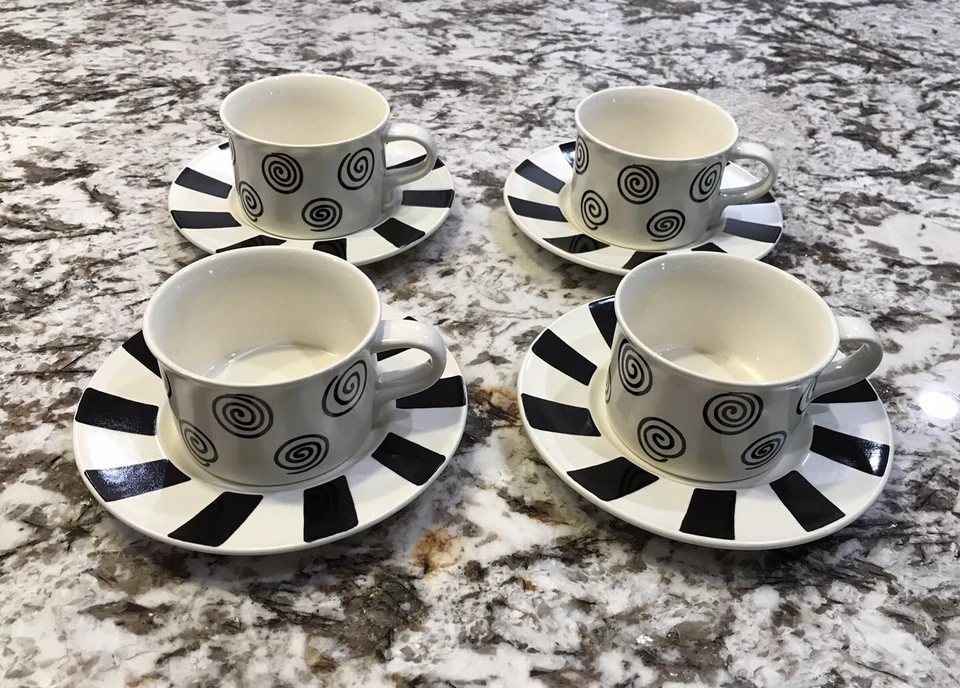 LOTE DE 4 JUEGOS DE TAZAS Y PLATILLOS MIKASA ANSONIA CAA66 LAURIE GATES NEGRO GEOMÉTRICO USADO EN EXCELENTE ESTADO Foto 2 de 4