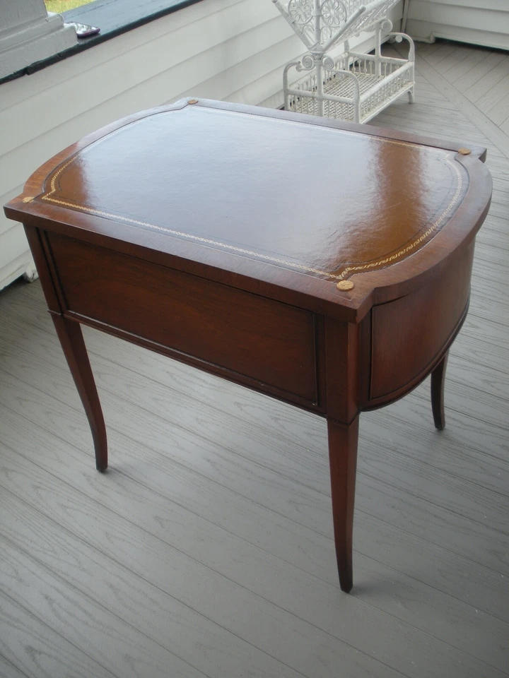 Mesas auxiliares vintage de caoba con frente de arco (2).con tapas de cristal Ex. Foto 4 de 4