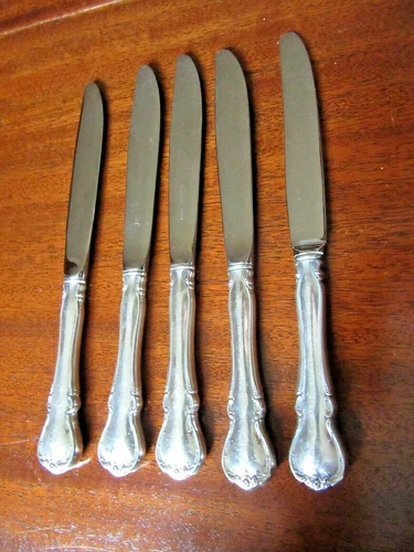 FRENCH PROVINCIAL BY TOWLE,  5 DINNER KNIVES.