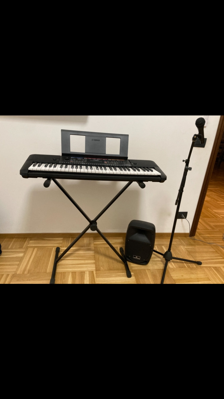 tastiera amplificatore e microfono
