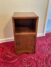 VINTAGE OAK VENEER BEDSIDE CABINET WHICH HAS A OPEN TOP PART AND A CUPBOARD