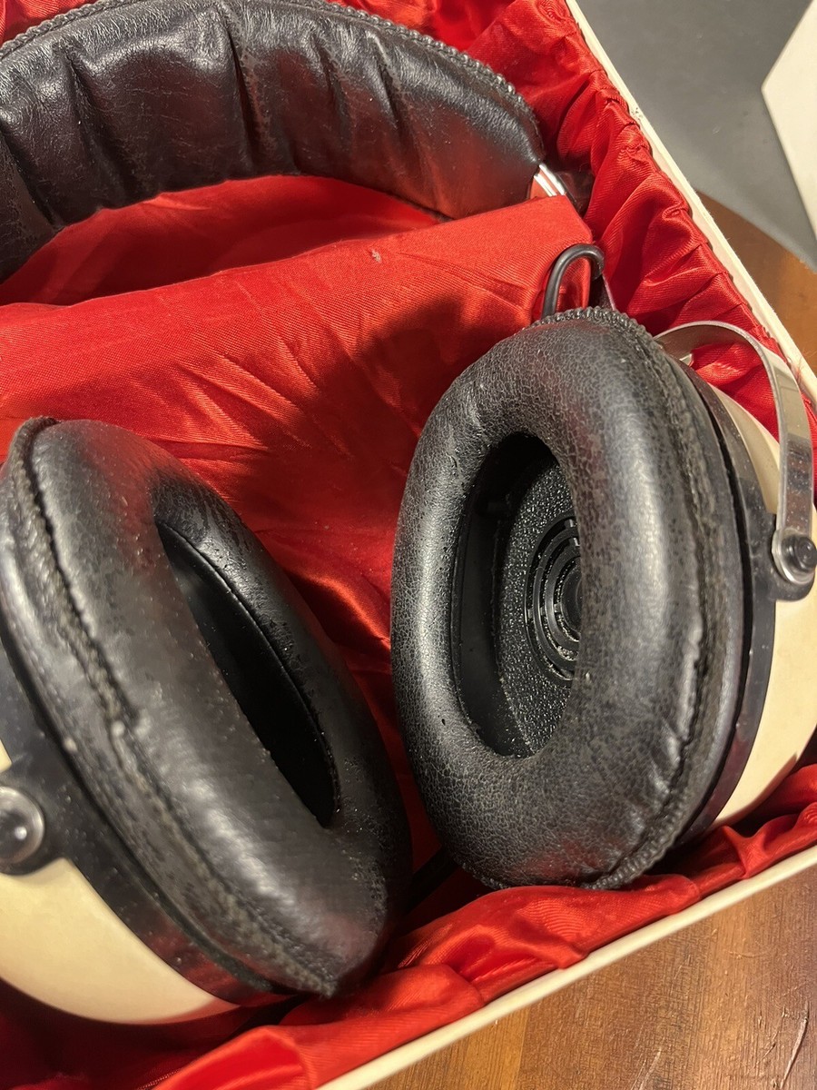 Pioneer SE-30 Stereo Headphones Over the Ear Tested Works Great