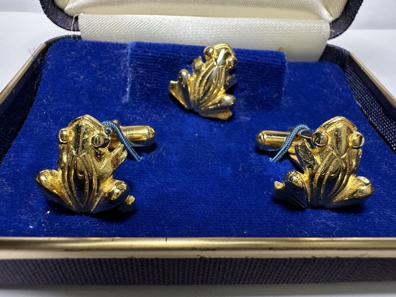 Mimi Di N Frog Cufflinks & Tie Tac, Dated 1977 