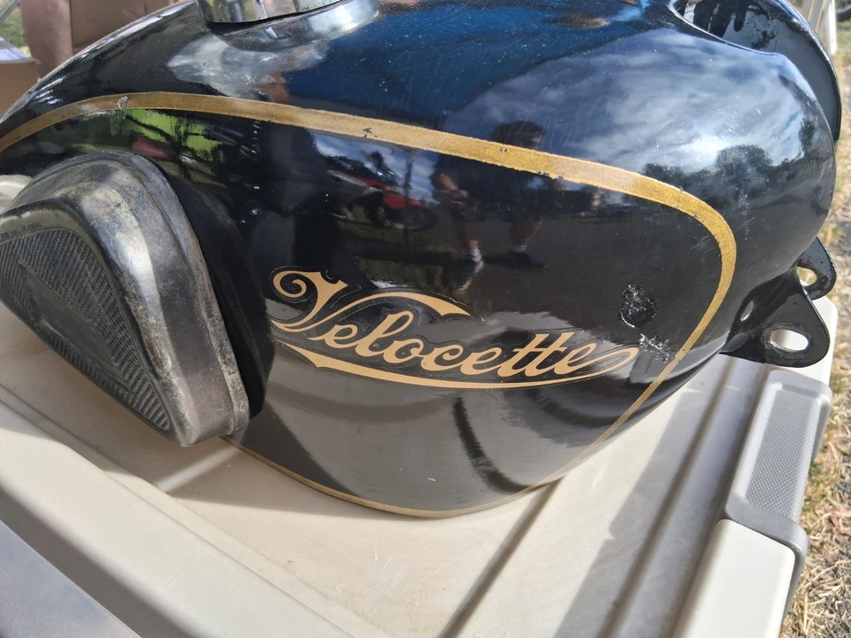 Velocette script 6 x 2" dorado con borde negro guardabarros vinilo pegatina cada uno Foto 3 de 4