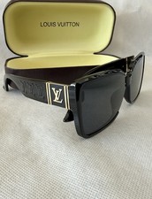 Louis Vuitton Women  s Square Sunglasses Black Plastic Frame Gray Tinted Logo