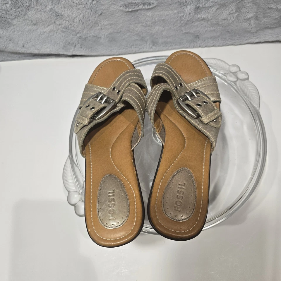 Sandalias de mujer Fossil con plataforma de cuña de cuero con hebilla de peltre frontal talla 9,5 Foto 2 de 4