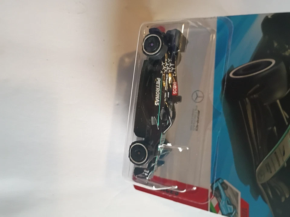 Mercedes-AMG Petronas Formula 1 One Team Mainline 2025 Hot Wheels  Foto 2 de 4